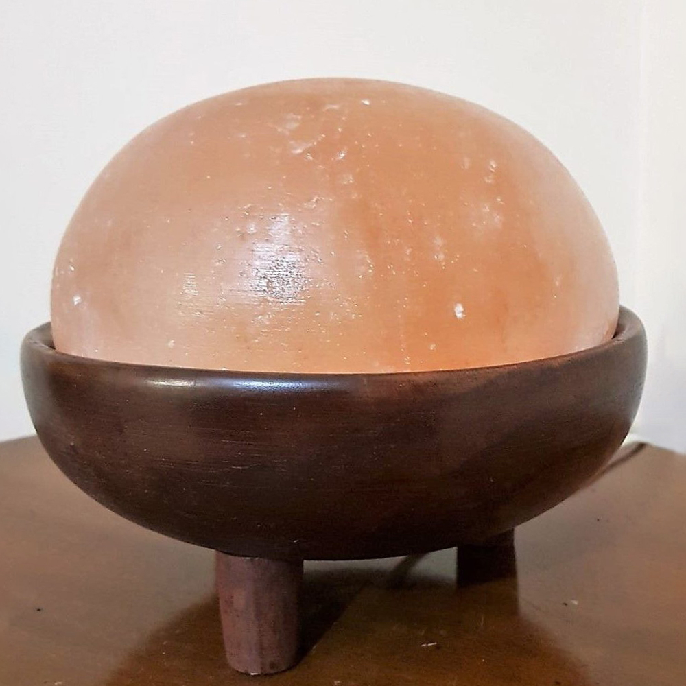 Foto principale Lampada di Sale Himalayano Rosa Detox a forma di Sfera 5 kg con luce calda e base in legno per trattamenti mani e piedi