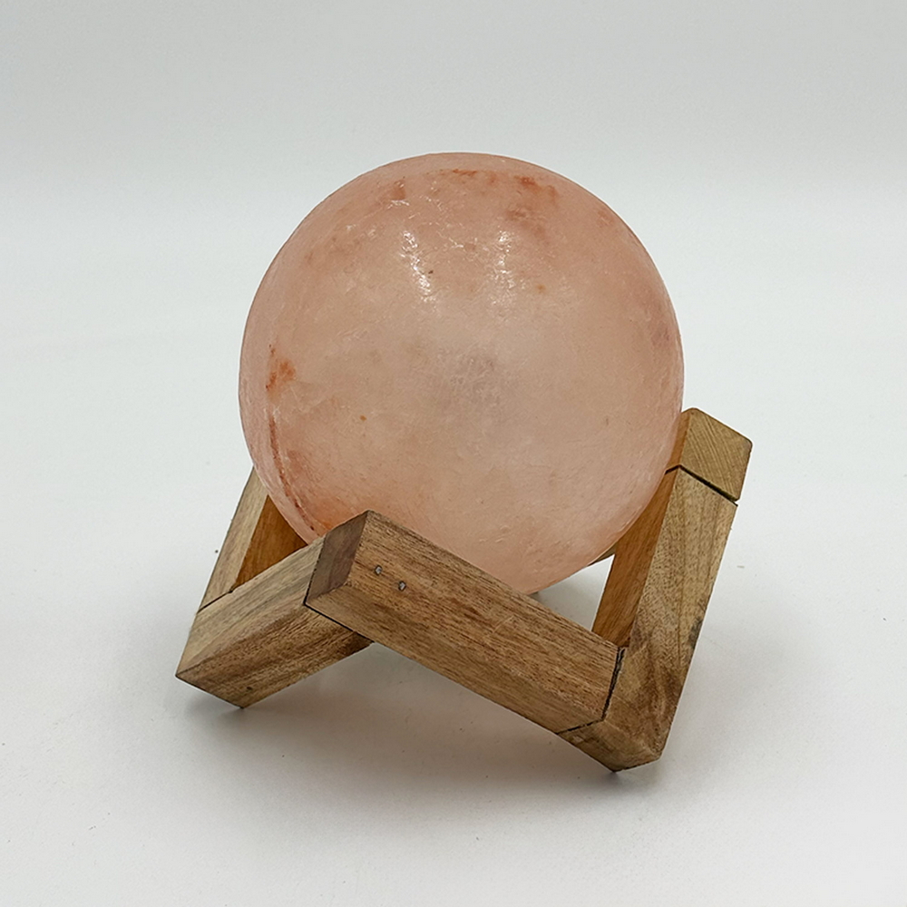 Lampada di Sale Himalayano Rosa scolpita a forma di Sfera 3-4 kg con luce calda e base Geometrica in legno - Foto 1