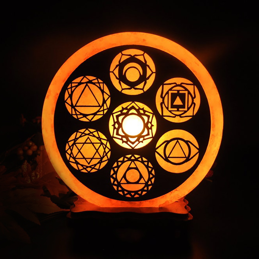Foto principale Lampada di Sale Himalayano Rosa scolpita Rotonda 7 Chakra 5 kg con luce calda e base in legno