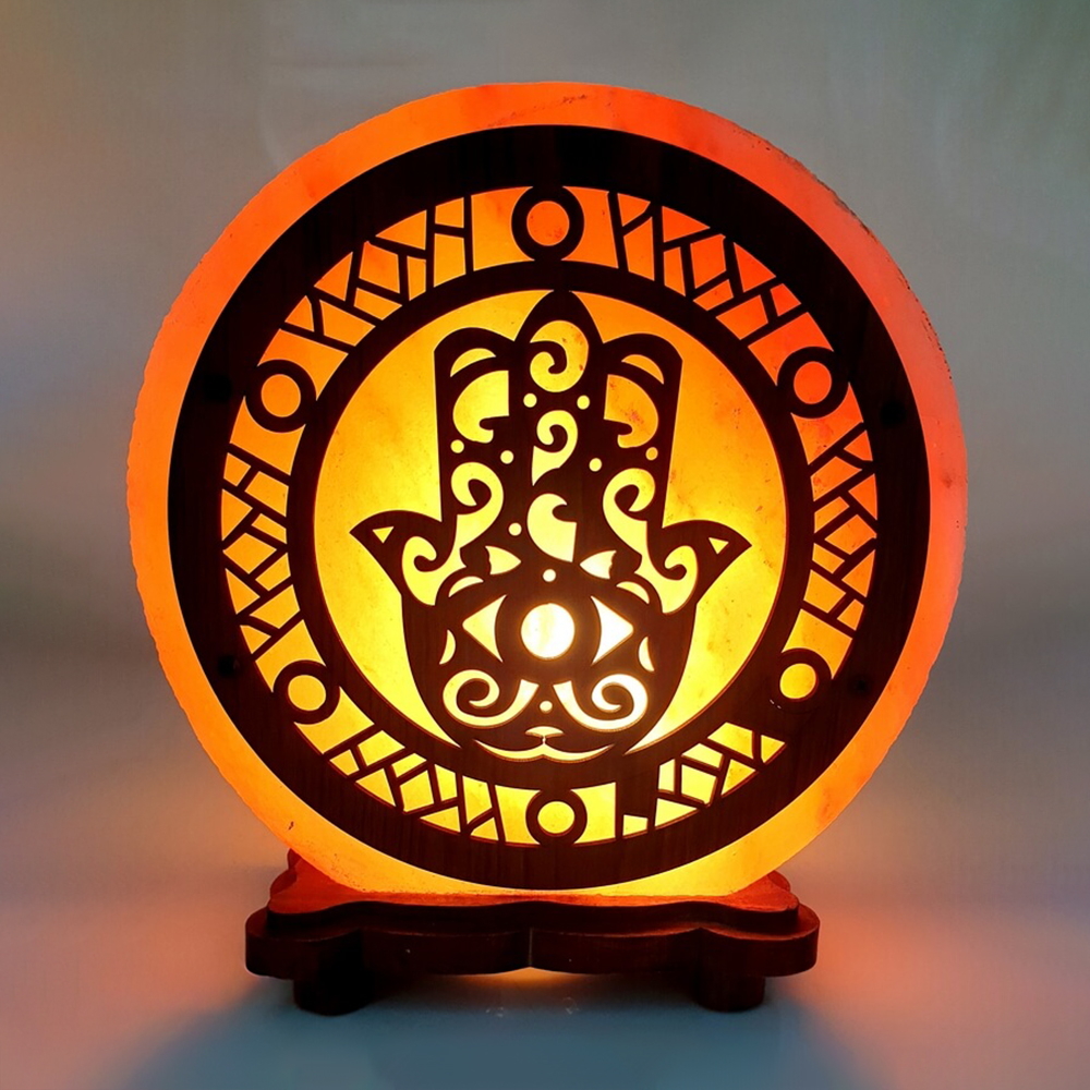 Foto principale Lampada di Sale Himalayano Rosa scolpita Rotonda Mano di Fatima 5 kg con luce calda e base in legno