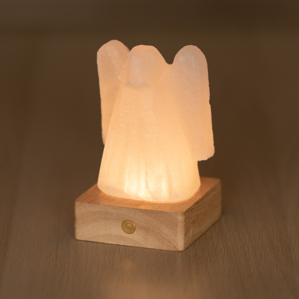 Foto principale Lampada di Sale Himalayano Libera a batteria Bianca scolpita a forma di Angelo 600 g con luce Led RGB e base quadrata