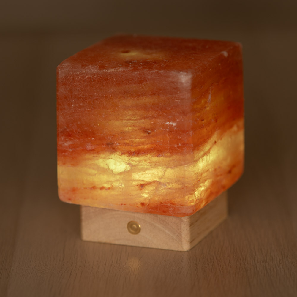 Foto principale Lampada di Sale Himalayano Libera a batteria Rosa scolpita a forma di Cubo 2kg con luce Led RGB e base quadrata