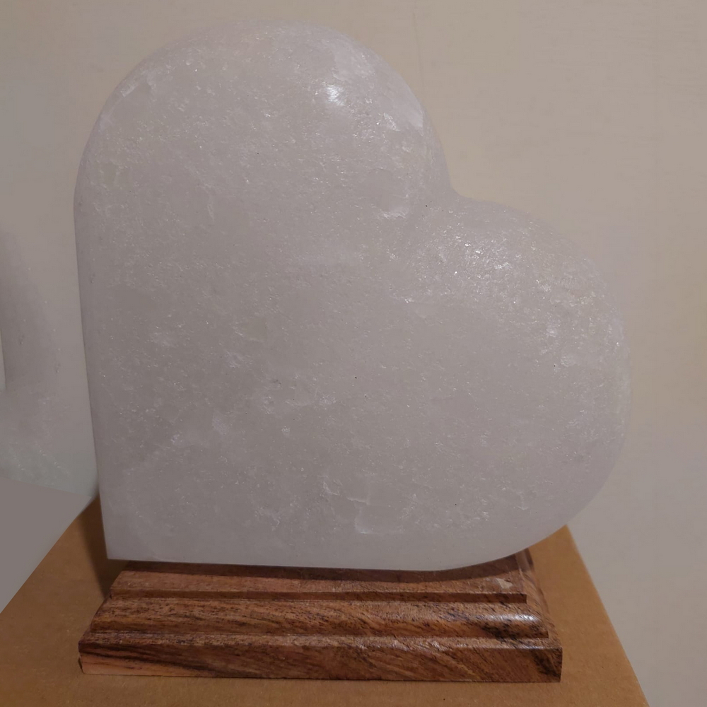Foto principale Lampada di Sale Himalayano Bianca scolpita a forma di Cuore 3-4 kg con luce calda e base in legno