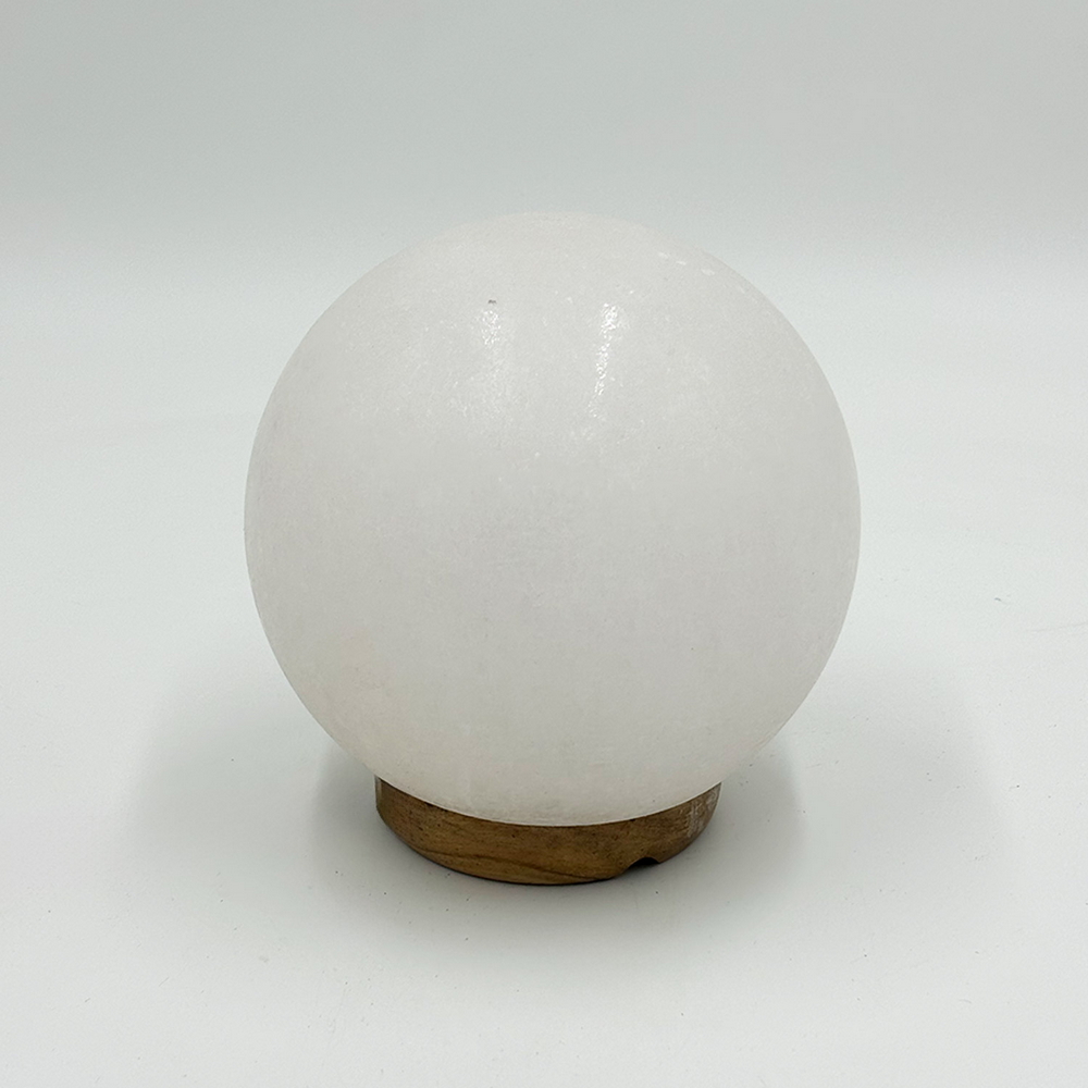 Lampada di Sale Himalayano Bianca scolpita a forma di Sfera 3 kg con luce calda e base in legno - Foto 1