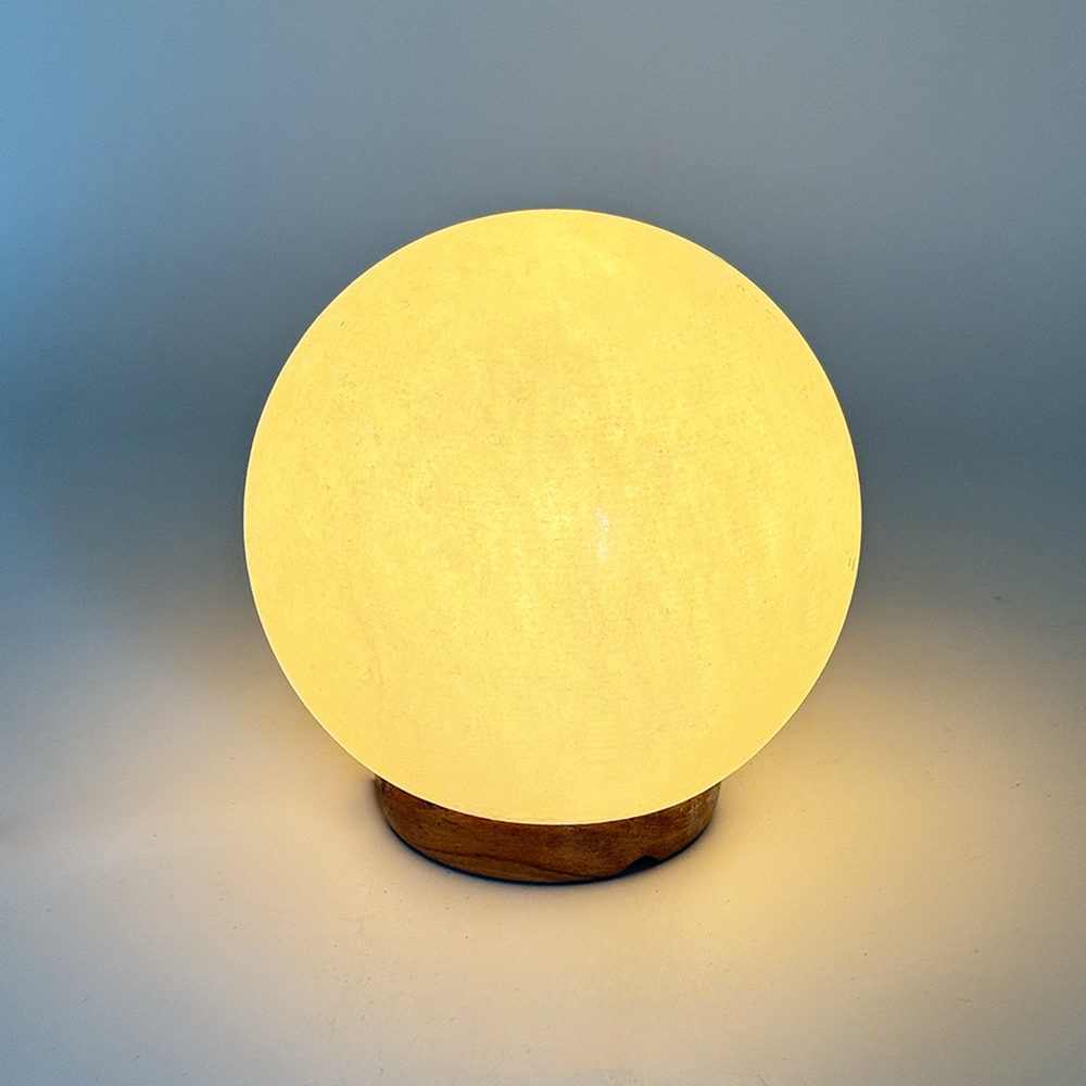 Foto principale Lampada di Sale Himalayano Bianca scolpita a forma di Sfera 3 kg con luce calda e base in legno