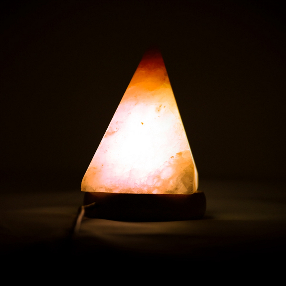 Foto principale Lampada di Sale Himalayano USB Rosa scolpita a forma di Piramide 500 g con luce Led RGB e base in legno