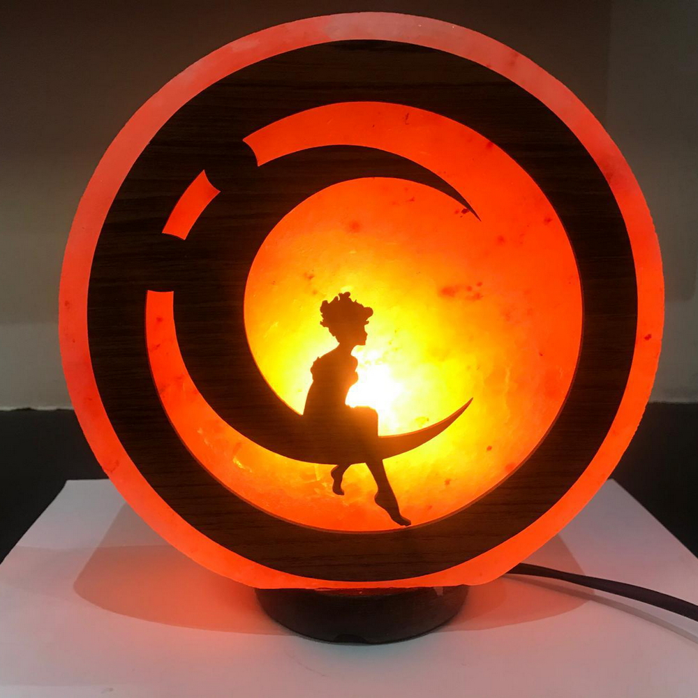 Foto principale Lampada di Sale Himalayano USB Rosa scolpita a forma di Ragazza sulla Luna 900 g con luce Led RGB e base in legno